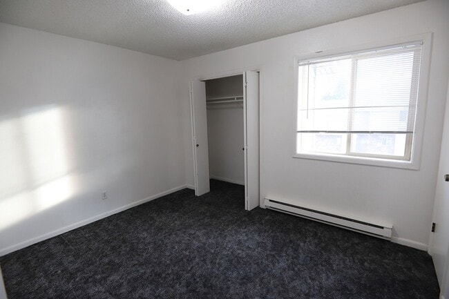 Building Photo - 2 bed 1 Bath townhouse