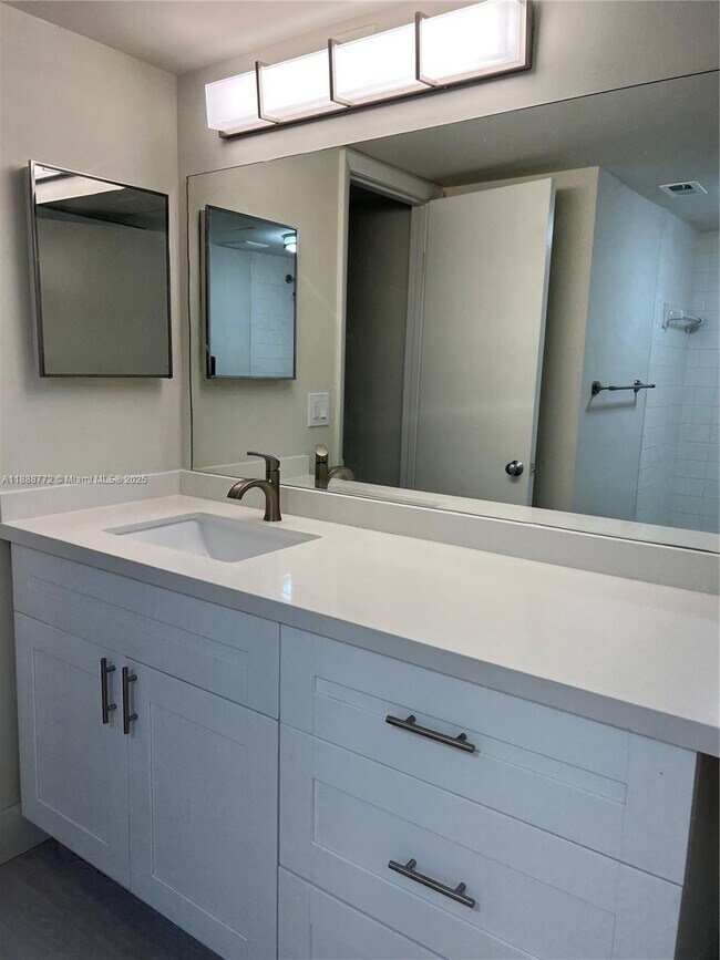 Building Photo - 2811 N Oakland Forest Dr