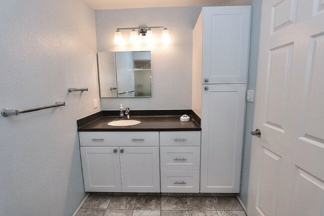 Building Photo - Beautiful corner halfplex available now for rent!