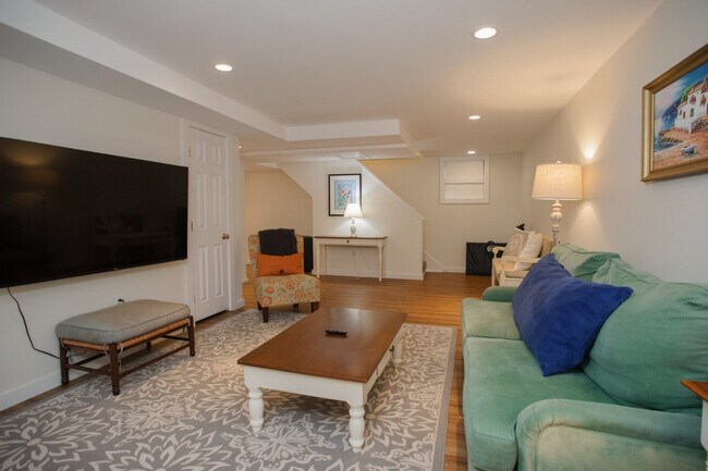 Building Photo - 13 N Meadow Ln