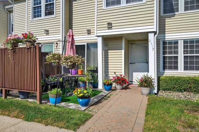 Building Photo - 2117 Whispering Hills Dr