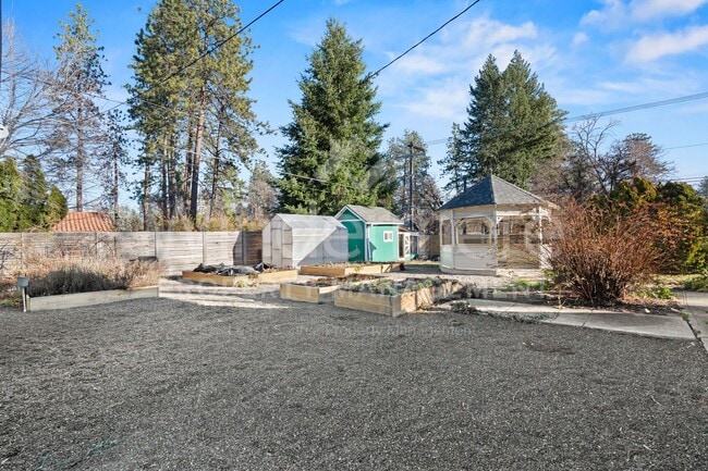 Building Photo - South Hill Charm