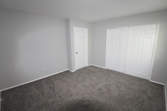 Building Photo - 2 Bedroom Townhome in Cotswold!