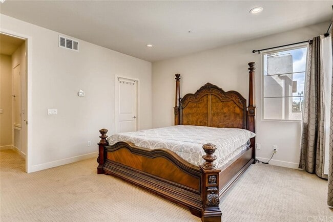 Building Photo - Stunning Tri Level Home in Great Park Community