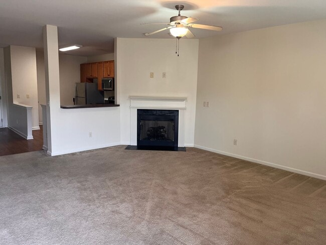 Building Photo - Beautiful 3 bedroom 2.5 baths Townhouse