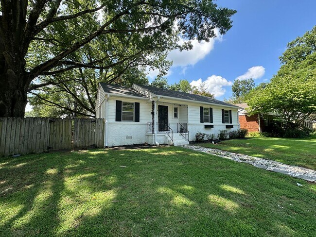 Building Photo - Gated Parking! Huge Backyard! Corner Lot! ...