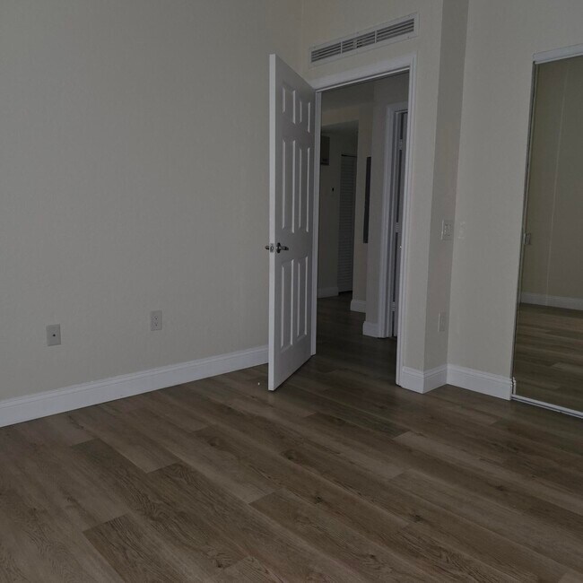 Building Photo - 1610 Presidential Way