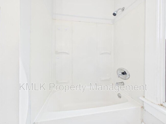 Building Photo - 701 Kling St