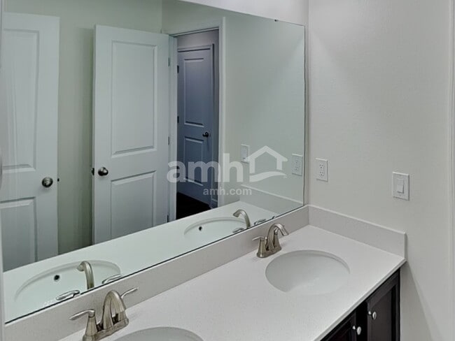 Building Photo - 1238 Sky Lks Dr