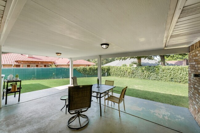 Building Photo - 1006 Walnut Pl