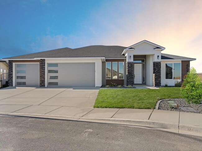 Primary Photo - Move in ready luxury home!