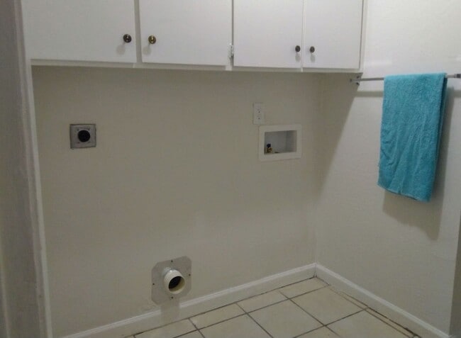 Building Photo - Adams Street