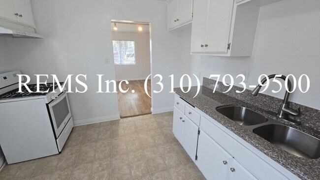 Building Photo - Detached Front House with Laundry Hookups and Garage Parking