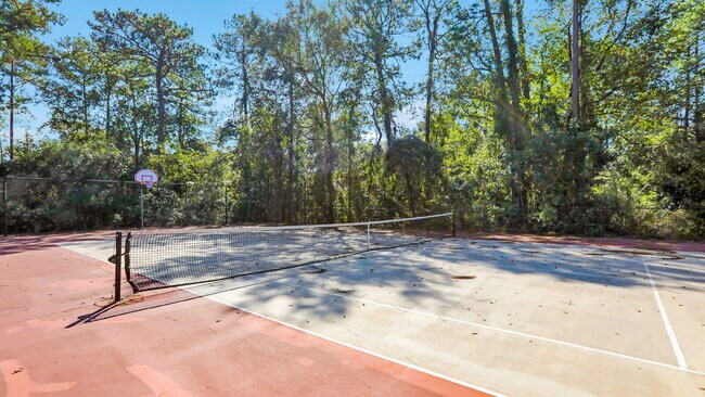 Building Photo - Bright and Airy Three Bedroom Home in Lake...