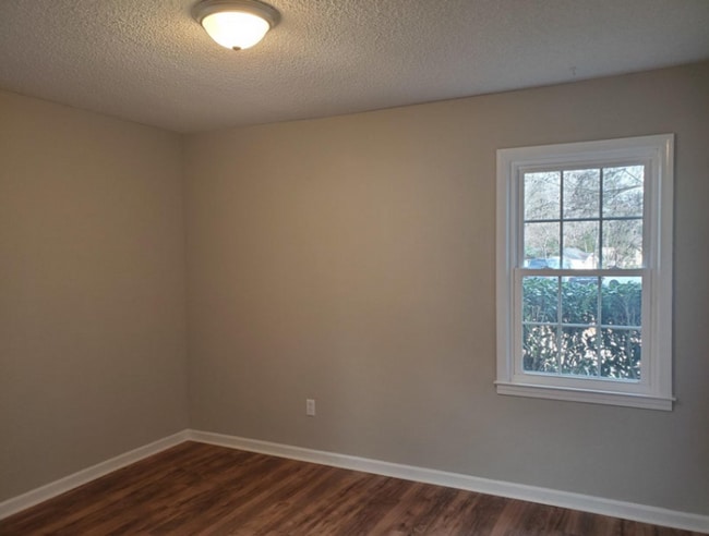 Building Photo - 3 BR/ 1 BA Ranch Style Home in Summerville!