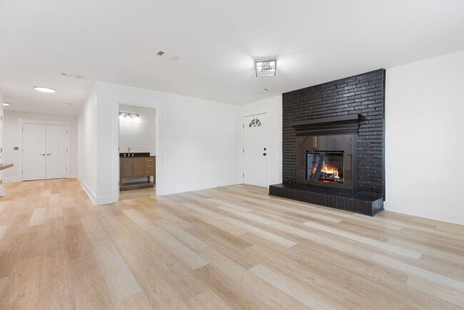 Building Photo - Four Bedroom Four Bath Home