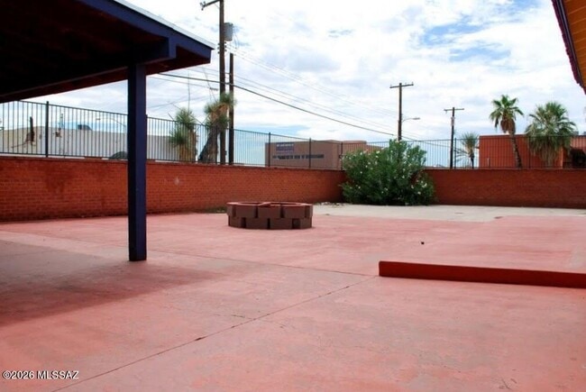 Building Photo - 1604 E 10th St