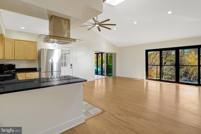 Building Photo - 6120 Beachway Dr