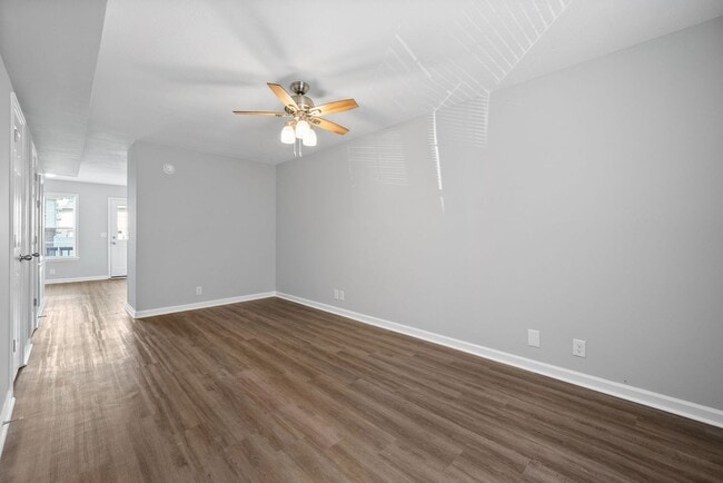 Building Photo - 2 Bedroom Pet Friendly Condo For Rent Near...