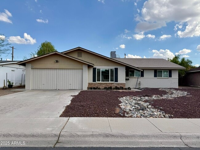 Primary Photo - 537 E Laguna Dr