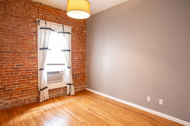 Building Photo - Incredible 1 bedroom Condo in Cap Hill