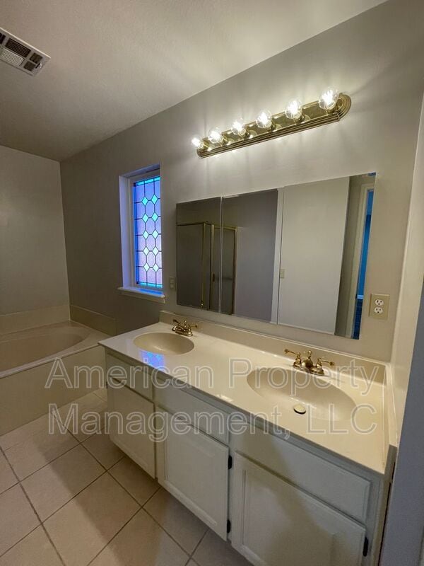 Building Photo - 5512 Columbia Ct