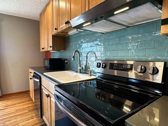 Building Photo - Beautiful TownHome Near Chatfield Reservoir