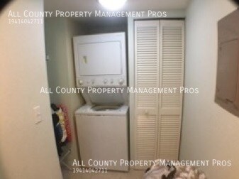 Building Photo - First Floor/Pet Friendly/Pool/GREAT Location