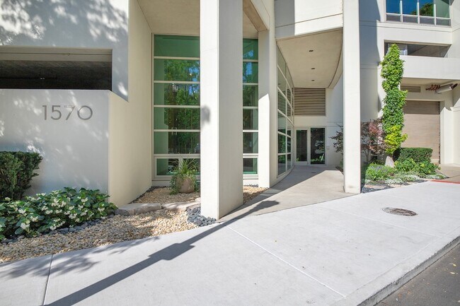 Building Photo - 1570 Elmwood Ave