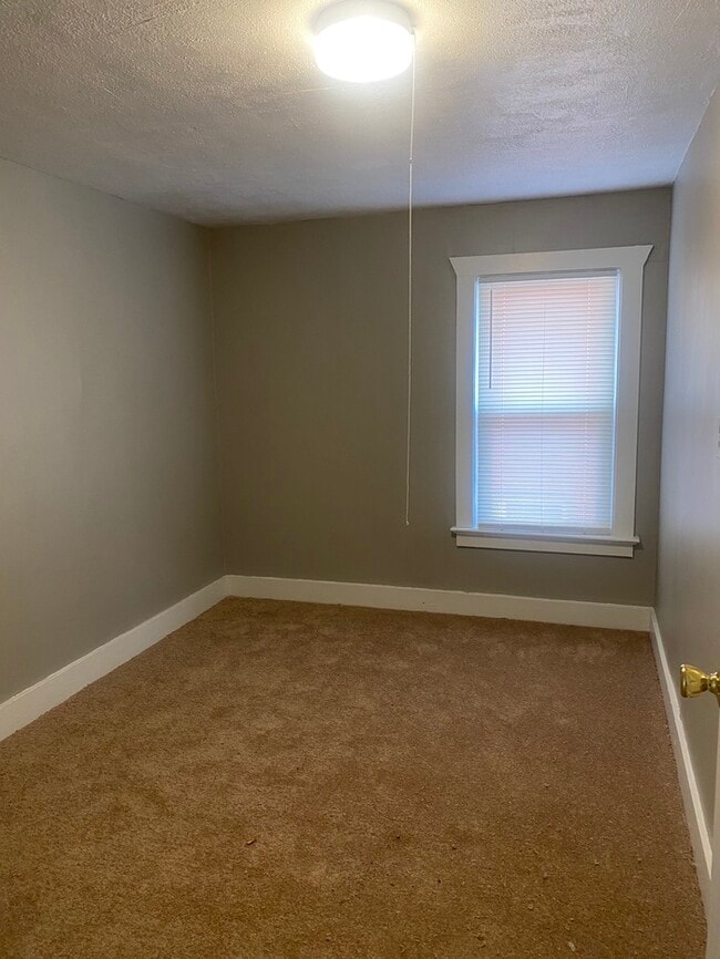 Building Photo - Move In Ready 3 Bedroom Home in a Central Location