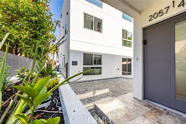Building Photo - 2055 S Garth Ave