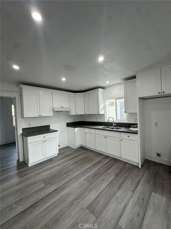 Building Photo - 1509 W 52nd St