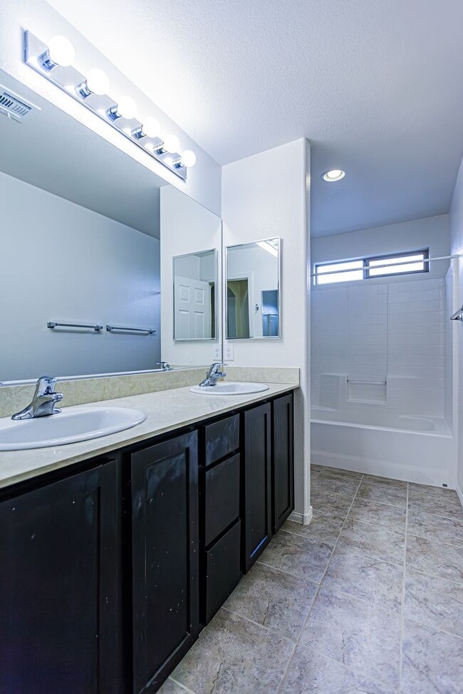 Building Photo - 4 Bedroom home located in Mountain's Edge