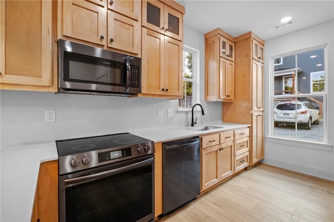 Building Photo - 588 S Willow Ave