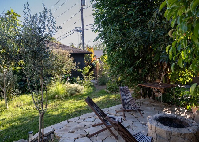 Building Photo - 3 Bedrooms + 2 Bathrooms | Midtown Ventura | Furnished or Unfurnished