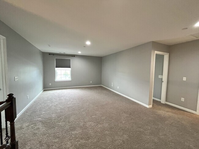Building Photo - SPACIOUS FRANKLIN HOME WITH UPGRADES