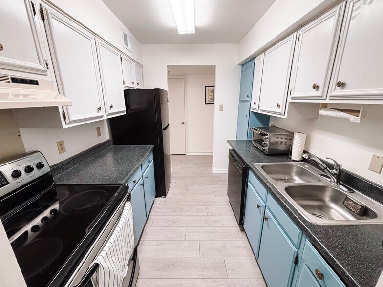 Building Photo - 8702 Village Dr