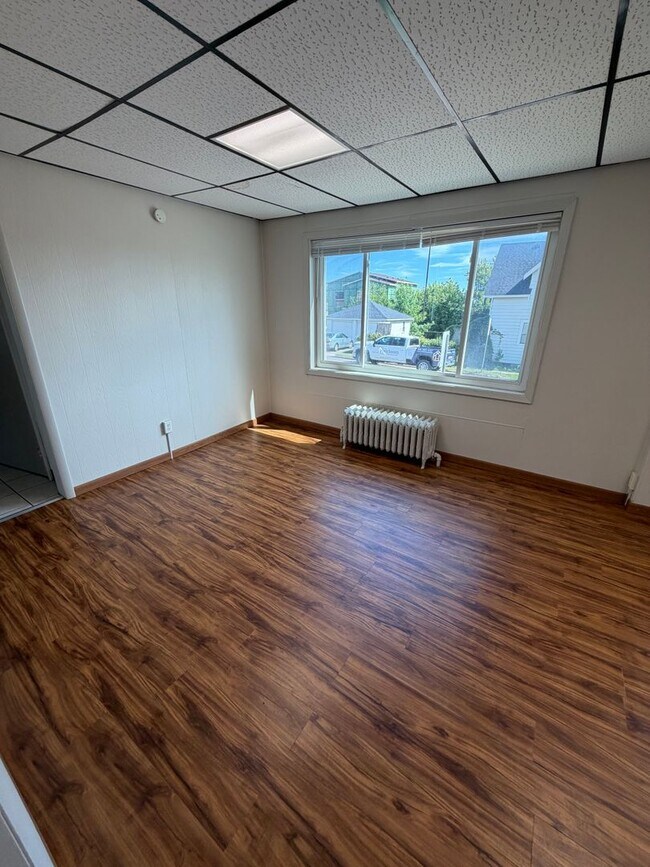 Building Photo - 902 N 11th Ave E