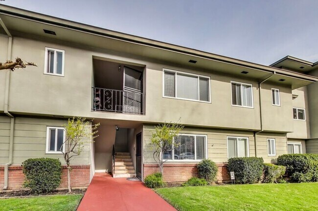 Building Photo - 1549 San Carlos Ave