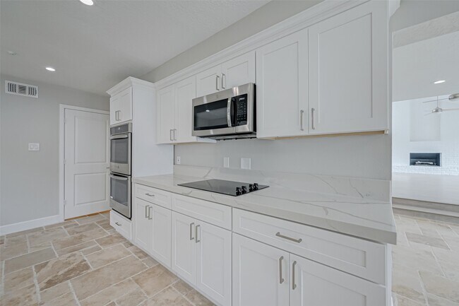 Building Photo - 915 Daria Dr