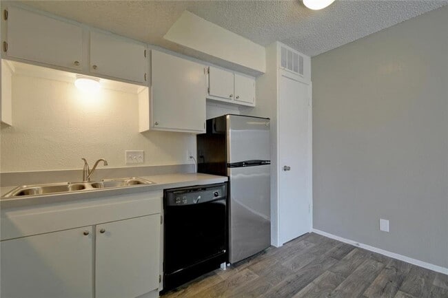 Building Photo - 1825 Wooten Park Dr