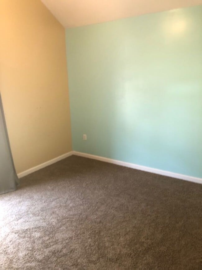 Building Photo - 117 Gardenview Dr