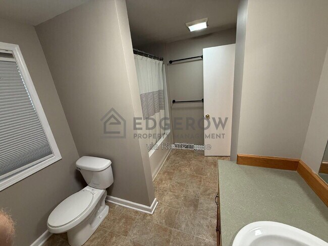 Building Photo - 1240 Emerald Ave NE