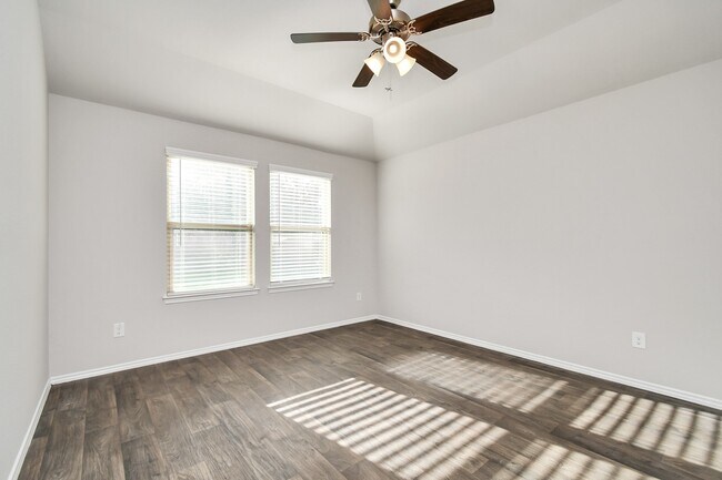 Building Photo - 9847 Laurel Lake Dr