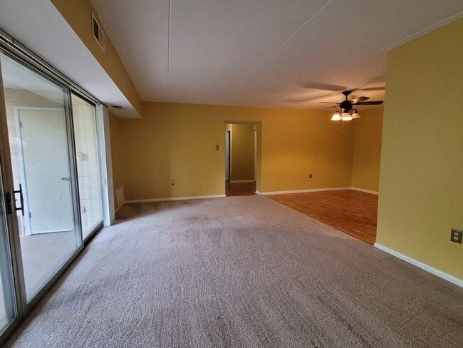 Building Photo - 2 Bedroom Condo - Greentree - Many Amenities!!