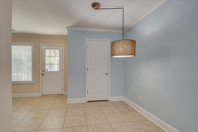 Building Photo - 150 Village Run