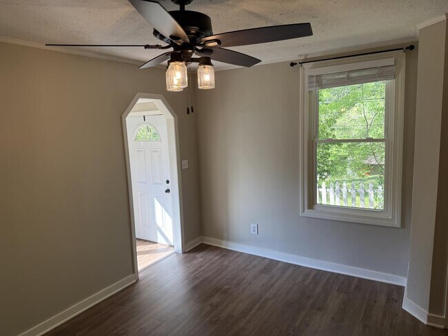 Building Photo - 2901 Lindsay Ave