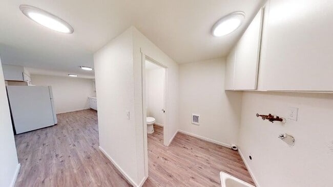 Building Photo - Amazing 2 Bedroom Single-level Duplex w/ A...