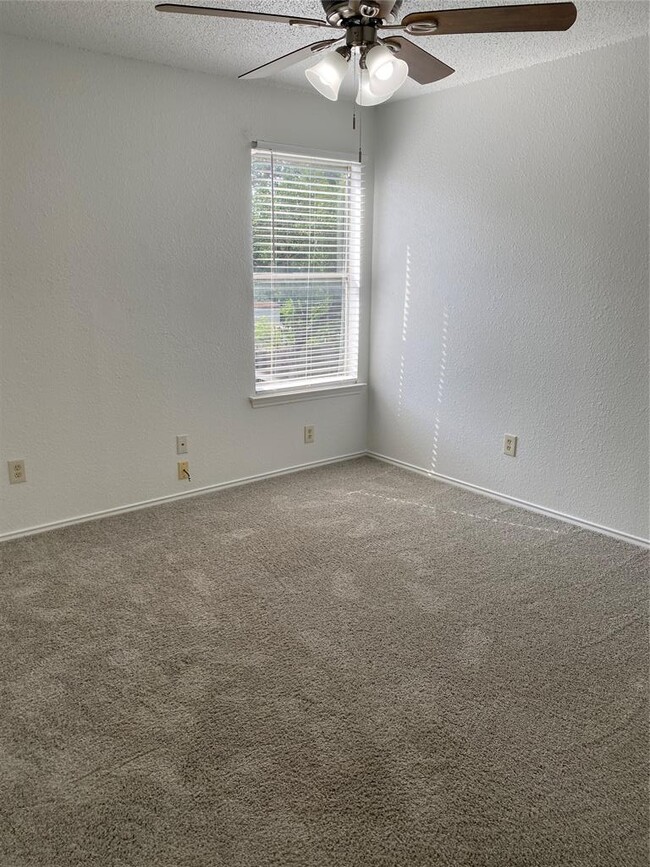 Building Photo - 4001 Alexandria Dr