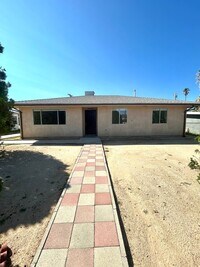 Building Photo - 3 Bedroom/ 2 Bathroom